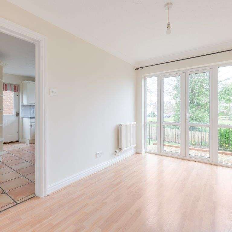 A detached 4 bedroom property, with off street parking, garage and gardens. 2 bathrooms and 2 reception rooms. Close to the town and harbour. Available for 12 m - Photo 1