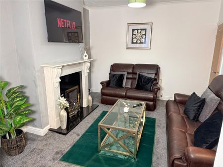 3 bedroom semi-detached house to rent - Photo 2