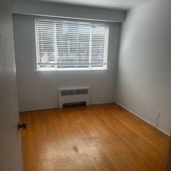 Kits 1 bed condo mins from the beach, hardwood floor, second floor - Photo 3