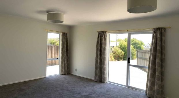 Spacious 5-Bedroom Home, Prime Location - Lawns included!! - Photo 1