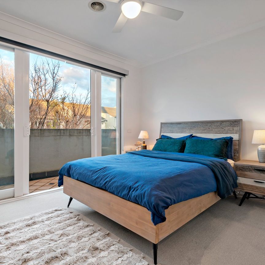 3 Bedroom Townhouse with Spacious Living Zones! - Photo 1