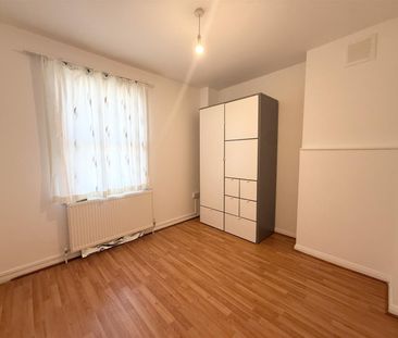 2 Bedroom House - Mid Terrace To Let - Photo 3