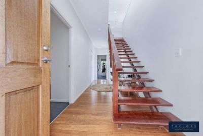 Light & Bright 4 Bedroom Home with Beautiful Sea Views - Photo 1