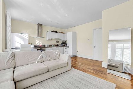 A bright, modern, two bedroom flat in a smart Victorian conversion. - Photo 2