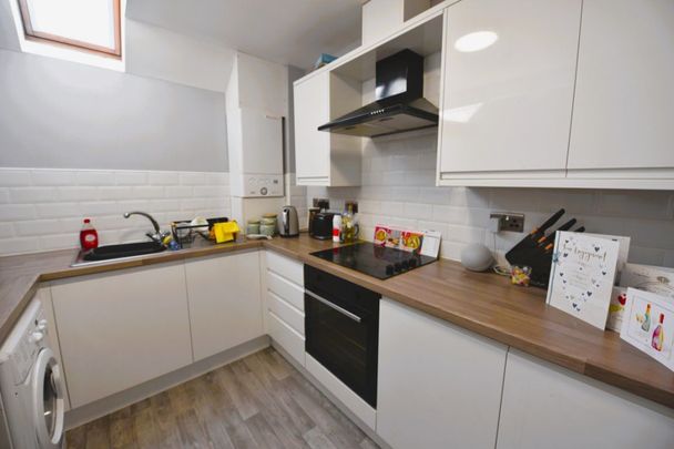 2 bedroom Flat in Montagu Drive, Leeds - Photo 1