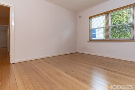 Gorgeous Ground Floor Apartment - Photo 3