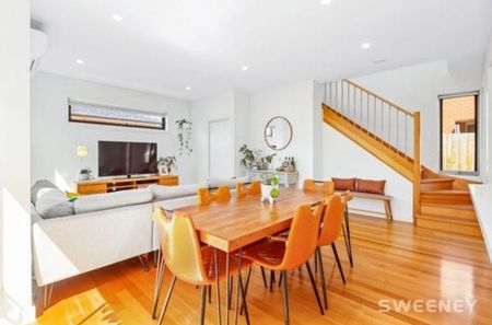 Seclusion And Style In An Ideal Setting - Photo 2