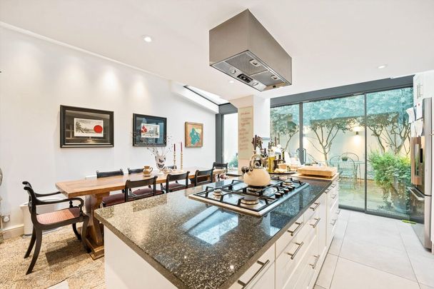 Spacious 3 bedroom house with a private garden patio to rent in Notting Hill, W11 - Photo 1