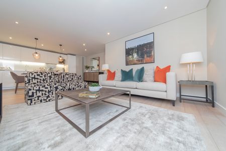 Stylish Three-Bedroom Apartment with Canal Views in Paddington Basin, London W2 - Photo 2