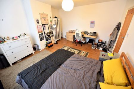 2 bedroom House in Hyde Park, Leeds - Photo 5