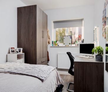 Two Bed Flat - Photo 2