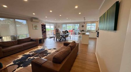 Large family home with Pool & Spa! - Photo 2