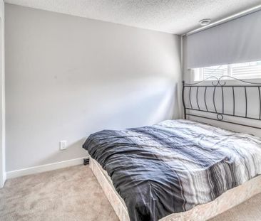 44 Glacier Dr SW, Calgary - Photo 4