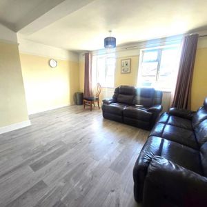 3 bedroom flat to rent - Photo 3