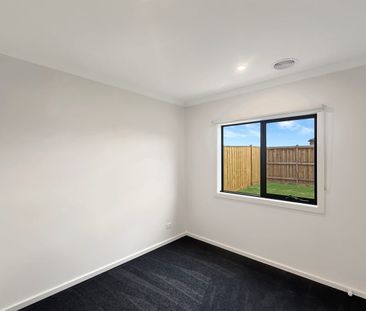 🏡 Brand New 5-Bedroom House in Thornhill Park - Photo 4