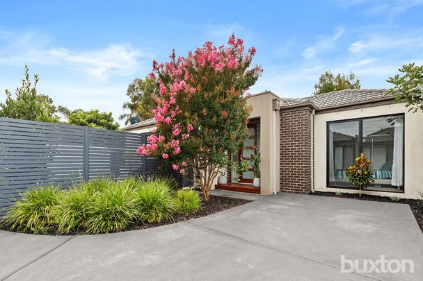 Stunning, single level 2 bedroom townhouse... - Photo 1