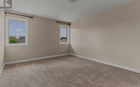 5-bedroom, 3-bathroom home - Photo 3