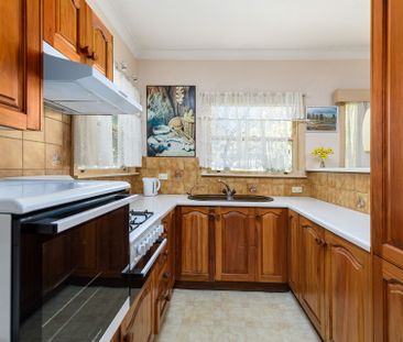 North-Facing Sanctuary Home Freshly White Walls Painted. - Photo 5