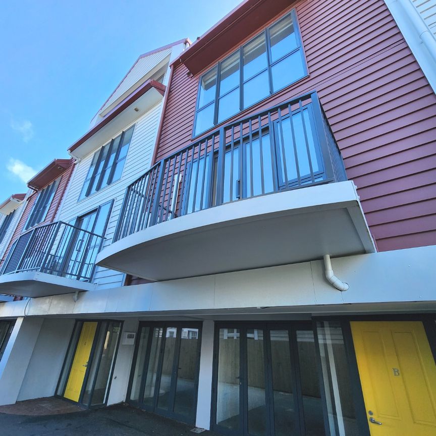 PRIME INNER-CITY LIVING! - Photo 1