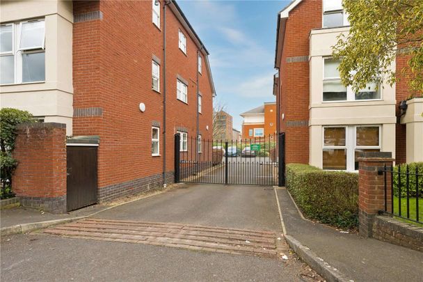 A ground floor, two bedroom apartment in Egham. - Photo 1