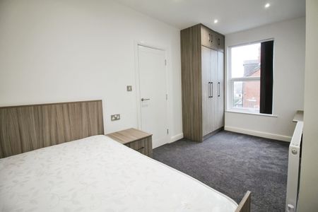 BILL INCLUDED – Royal Park Grove Hyde Park, LS6 - Photo 2