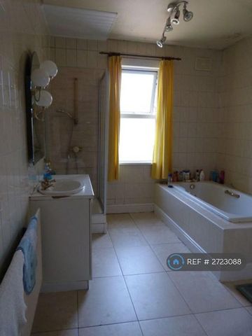1 bedroom in a house share to rent - Photo 3