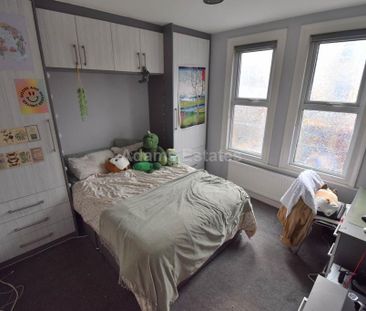 6 bedroom terraced house to rent - Photo 4