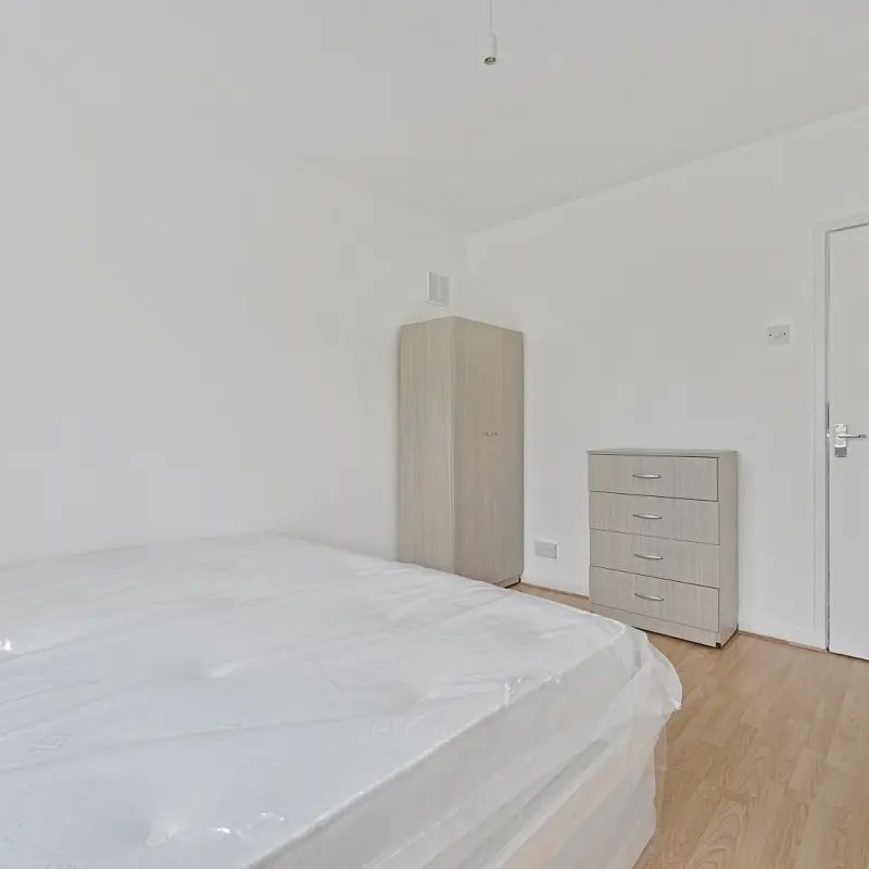 3 bedroom flat in Queensbridge Road - Photo 1