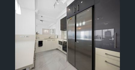 BREATHTAKING OCEAN & SKYLINE VIEWS - IMMACULATE PRESENTAION - RESORT STYLE FACILITIES - FURNISHED - Photo 5