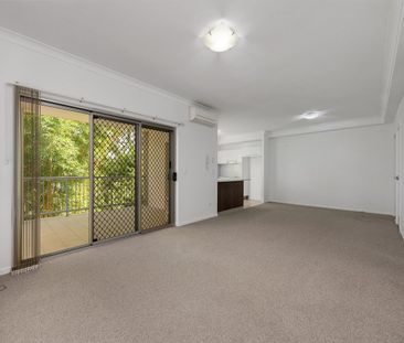 Bright & Comfortable Apartment in a Convenient Gaythorne Location - Photo 1