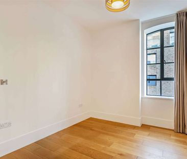 Luxury three bedroom duplex apartment a minute away from the station - Photo 2