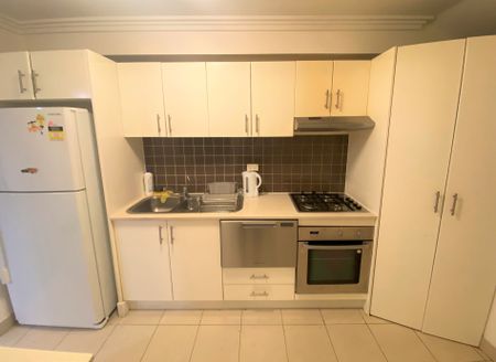 Experience Urban Sophistication: 3-Bed Sanctuary in Redfern's Vibrant Heart - Photo 2