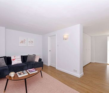 A bright and spacious four/five bedroom detached family house situa... - Photo 2