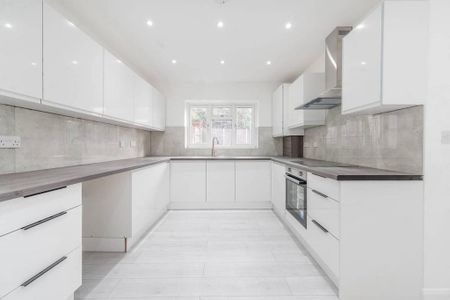 5 bedroom semi-detached house to rent - Photo 4