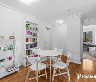 Stylish Top-Floor Apartment! - Photo 4