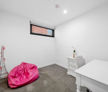 Perfect blend of style, comfort, and convenience. - Photo 2