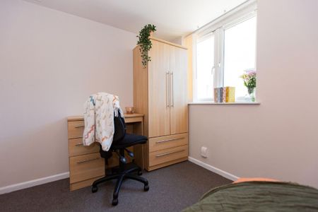 3 bedroom flat to rent - Photo 4