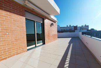 Apartamento T3 com Terraço Privativo para Arrendamento em Nova Queijas