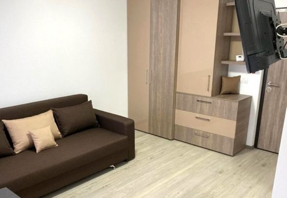 Garsoniera decomandata Metrou EROII REVOLUTIEI - Photo 1