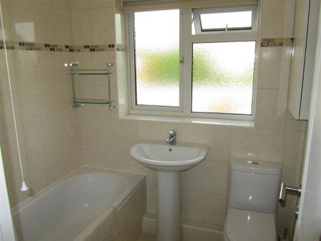 2 bedroom flat to rent - Photo 4