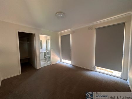 35 Alderbrook Avenue, Mulgrave - Photo 2