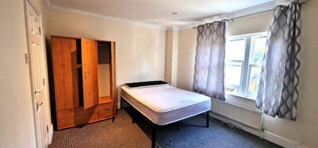 1 bedroom in a house share to rent - Photo 3