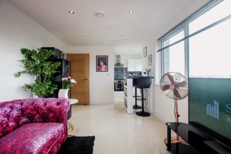 one bedroom - Photo 2