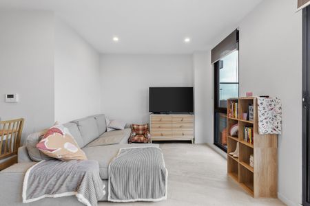 Stylish Apartment in the Heart of Moonee Ponds - Photo 2