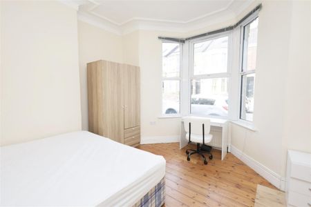 3 bedroom Student Flat to rent in Grosvenor Gardens, Jesmond Vale, Newcastle Upon Tyne, NE2 - Photo 5
