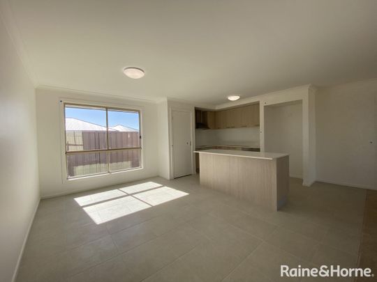 Family 4 Bedroom Home! - Photo 1