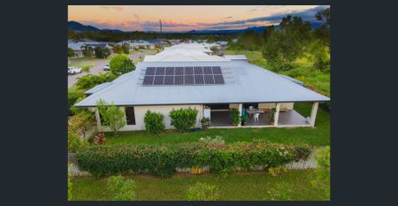 SPACIOUS FAMILY LIVING + MEDIA ROOM + SOLAR + NO REAR NEIGHBOURS - Photo 3