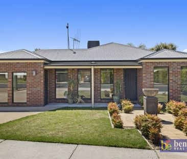 Versatile Home Near Lake Weeroona & Bendigo Hospital - Photo 3