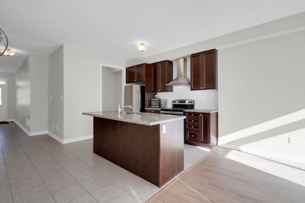 For Lease - 27 Sharpe Crescent, New Tecumseth, Ontario - Photo 1