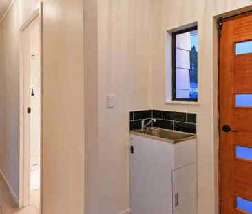 Beautiful 3 Bedroom + 2 Utility Rooms - Photo 3